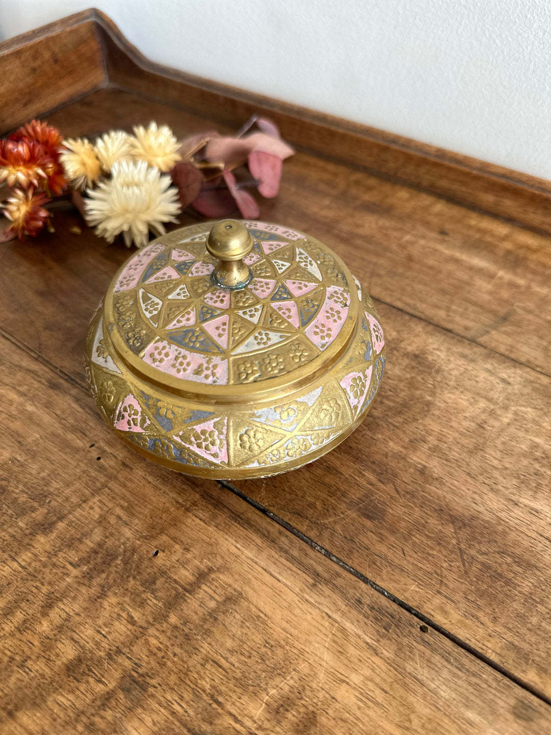 Bonbonnière en laiton émaillé or et rose