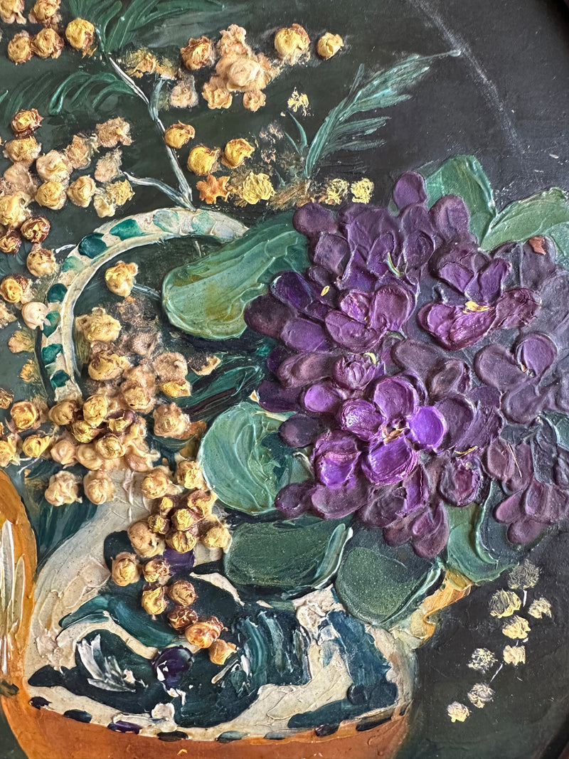 Peinture signée mimosa et violettes en pâte de relief dans cadre en bois doré