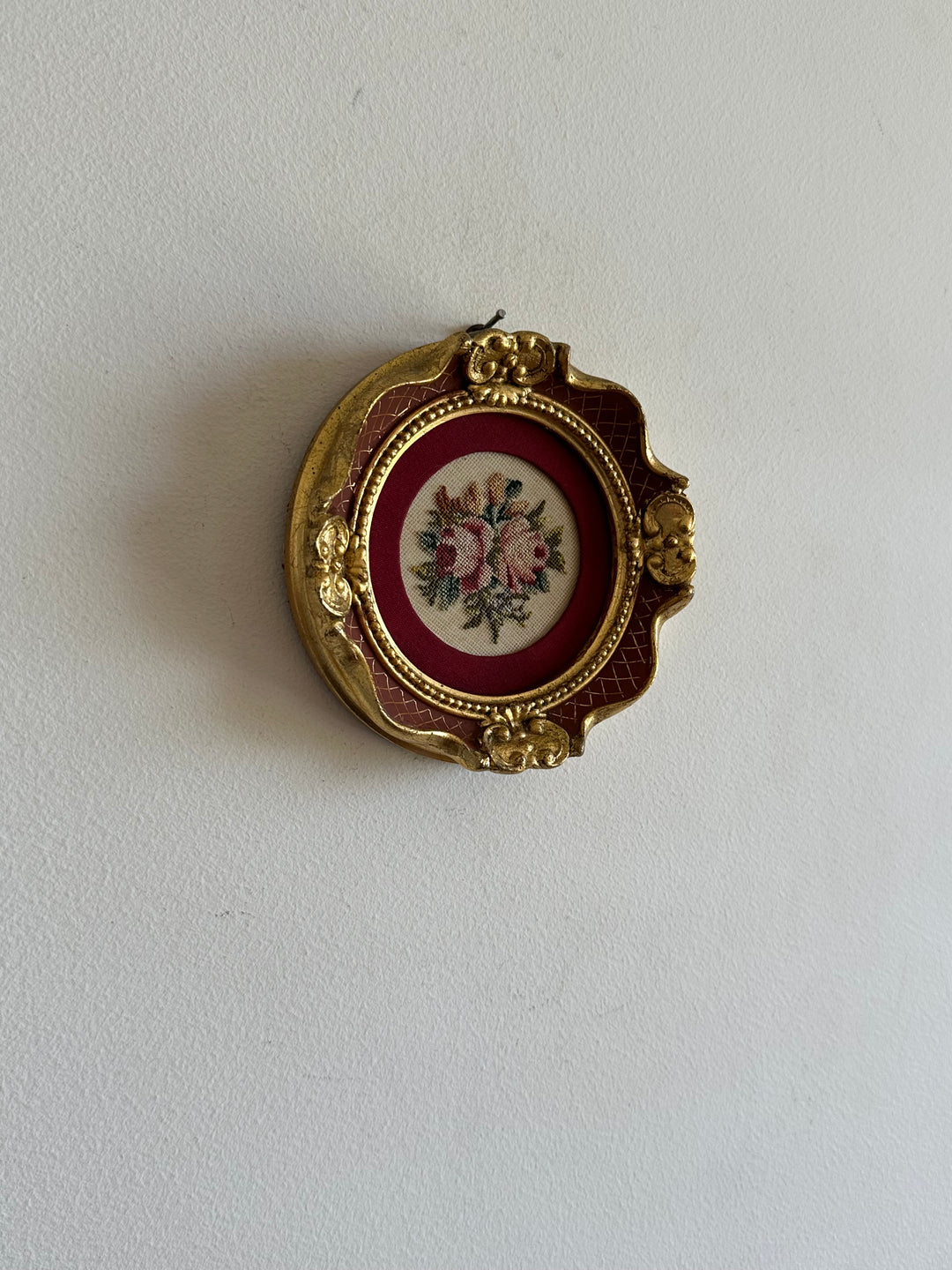 Médaillons en bois doré broderie fleurie bordure rose