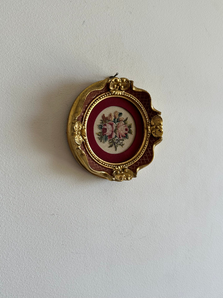 Médaillons en bois doré broderie fleurie bordure rose