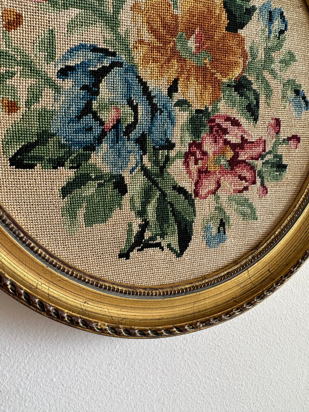 Broderies anciennes encadrées rondes