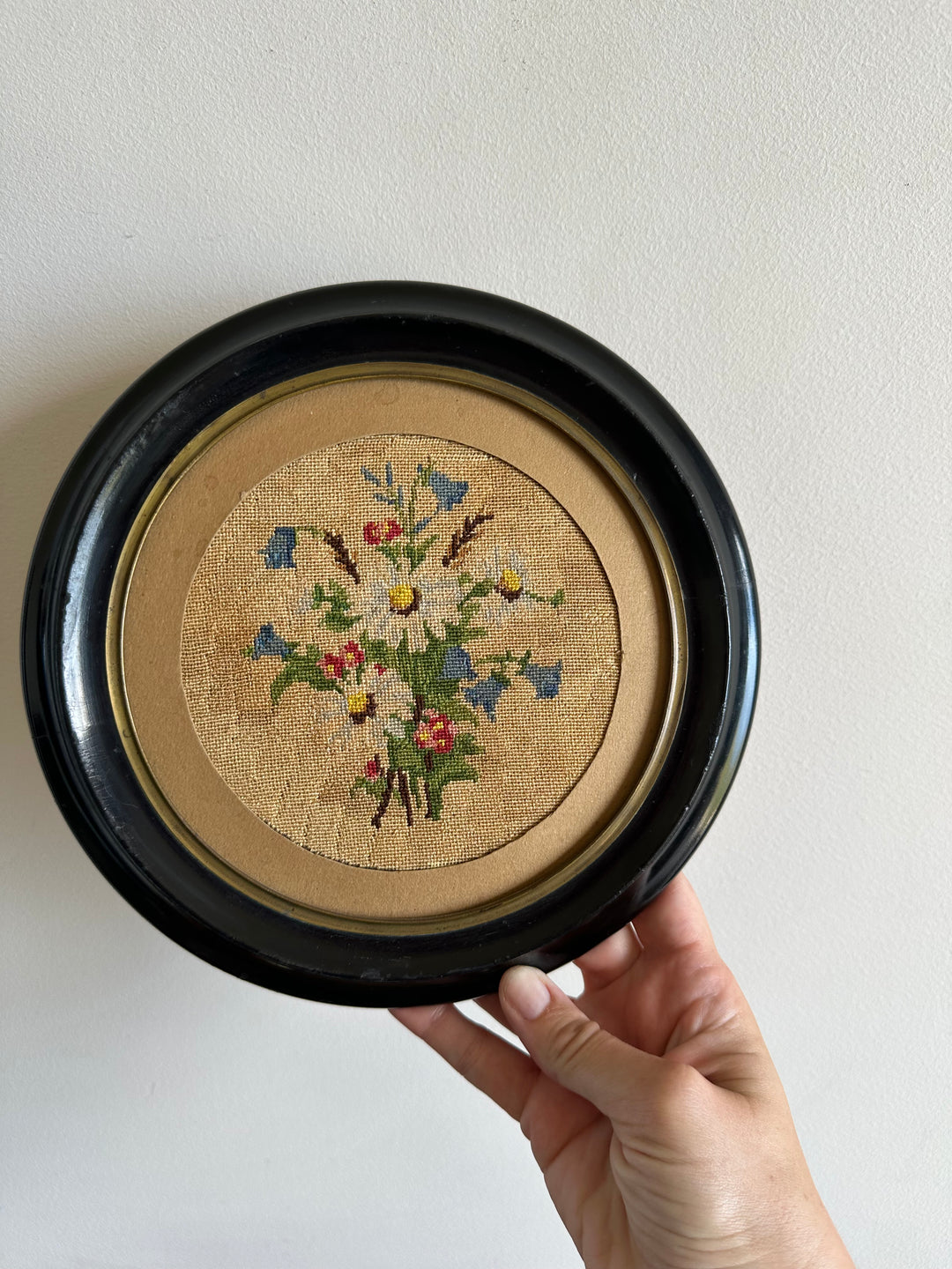 Broderie florale 19ème cadre en bois rond foncé