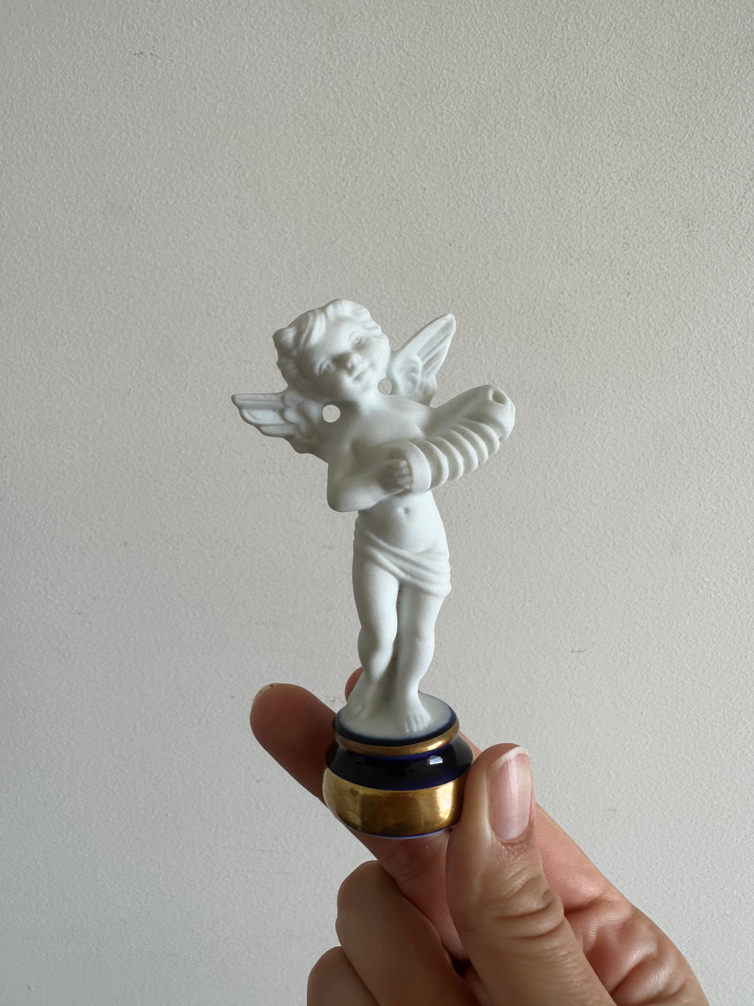 Angelots en biscuit et porcelaine de Limoges