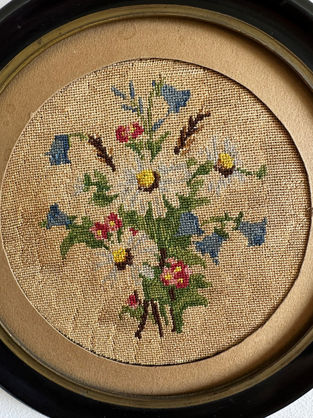 Broderie florale 19ème cadre en bois rond foncé