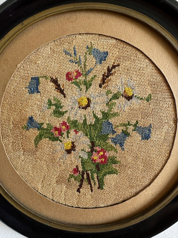 Broderie florale 19ème cadre en bois rond foncé