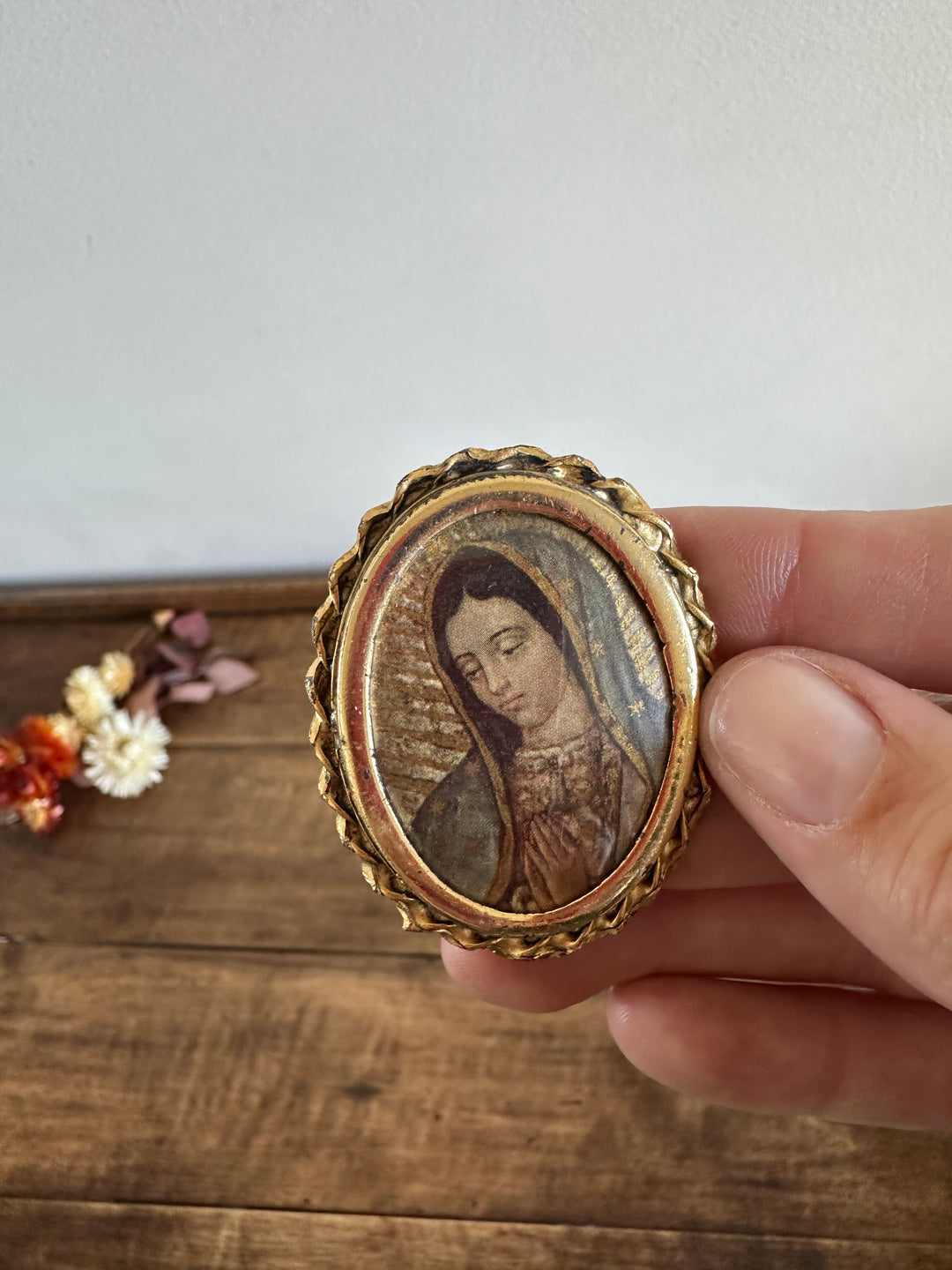 Médaillon à poser de la Vierge cerclé de métal doré