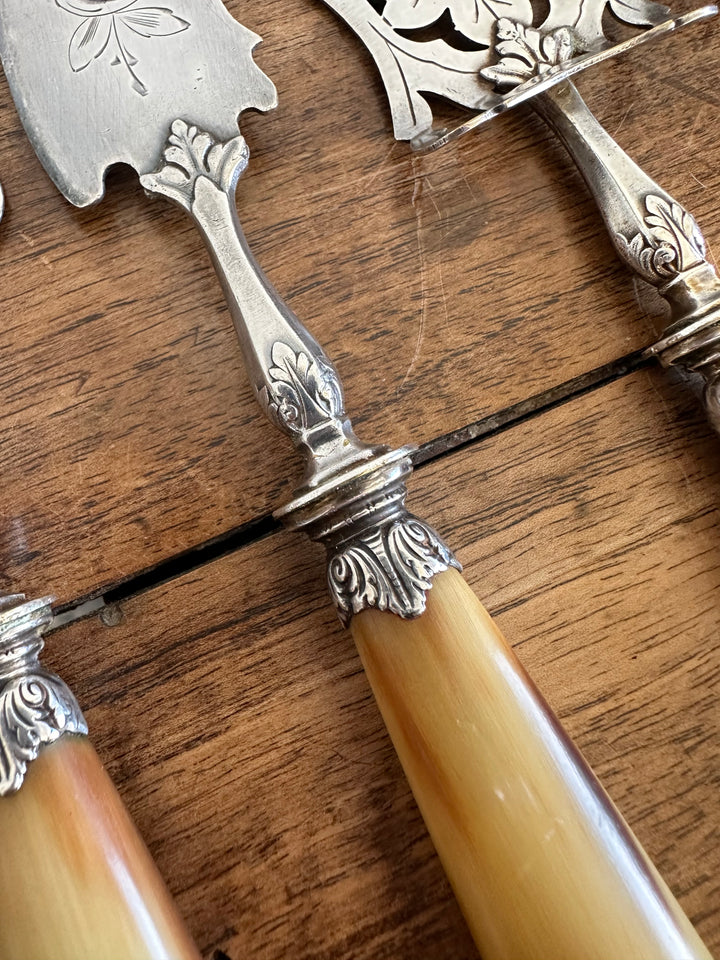 Couverts de service en métal argenté manches en bakélite