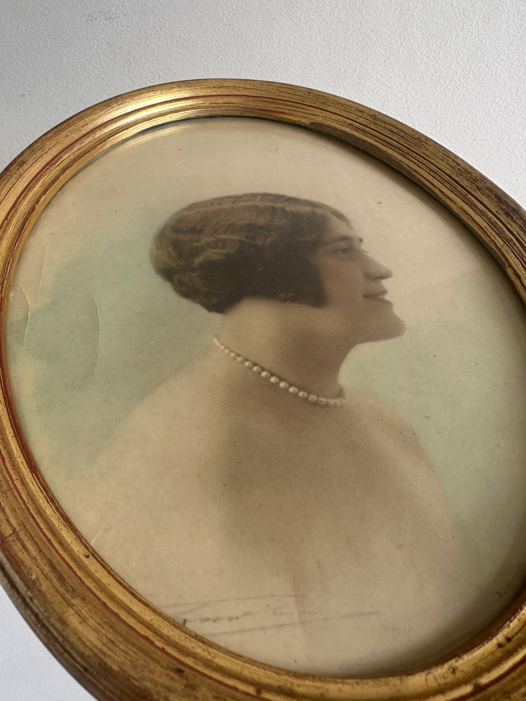 Portrait jeune femme de profile collier de perle 1920