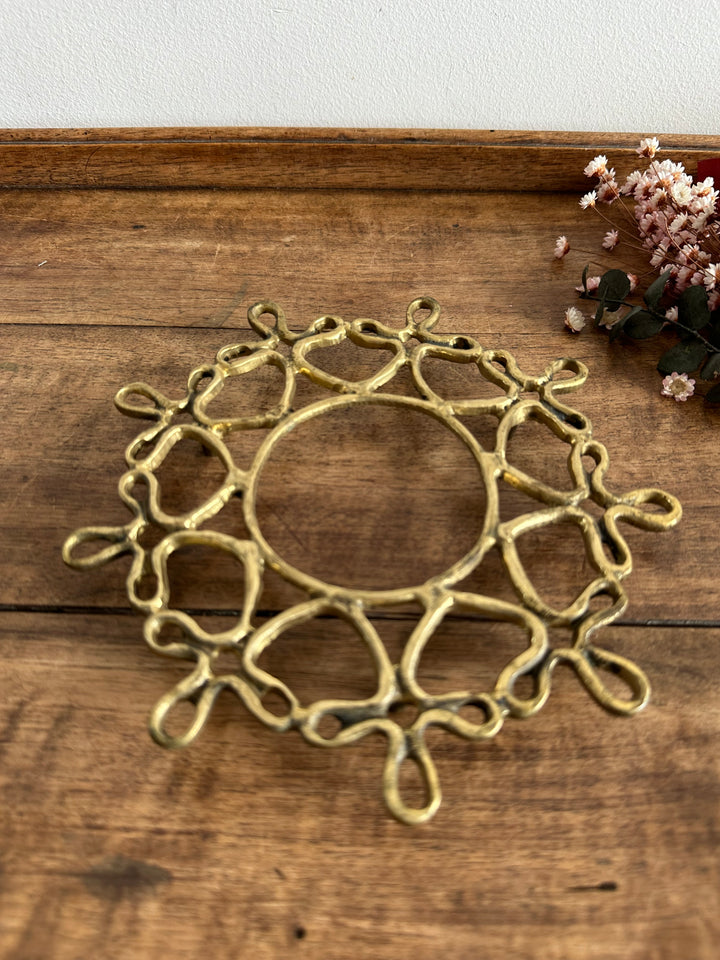 Dessous de plat en laiton ajouré sur pieds