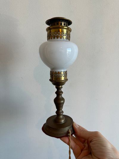 Lampe fine socle en laiton globe en opaline blanche