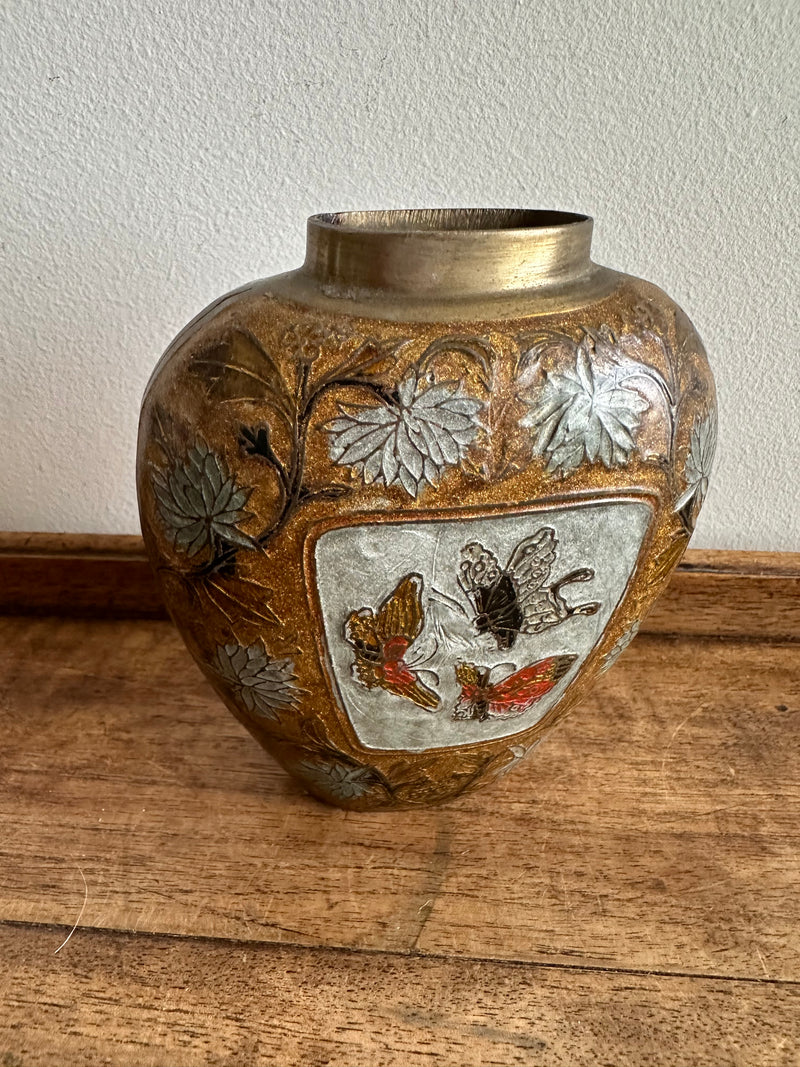 Vase en laiton émaillé motifs papillons