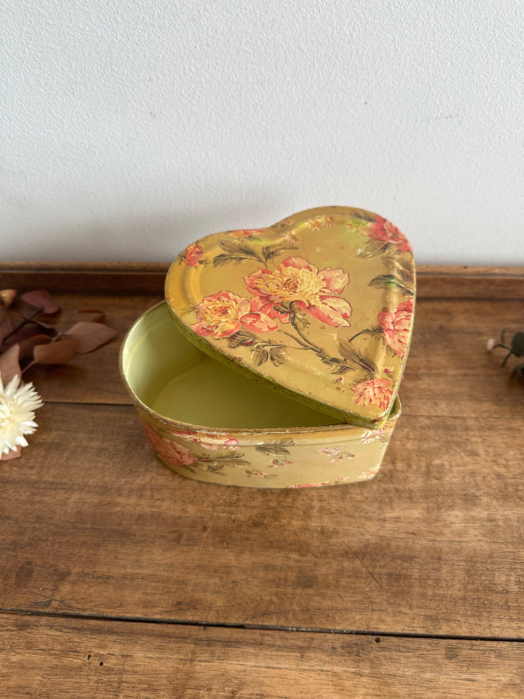 Boite en métal forme de coeur motifs fleurs anglaises