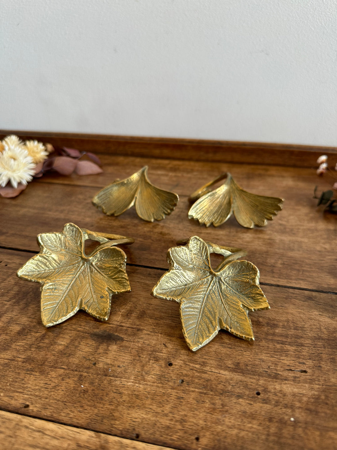 Ronds de serviettes en laiton doré motifs feuilles de chêne