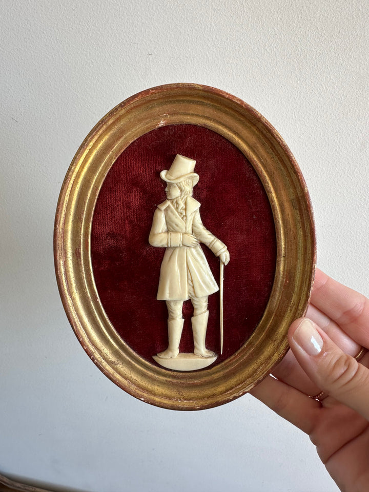Miniatures en ivoire sur velours 19ème