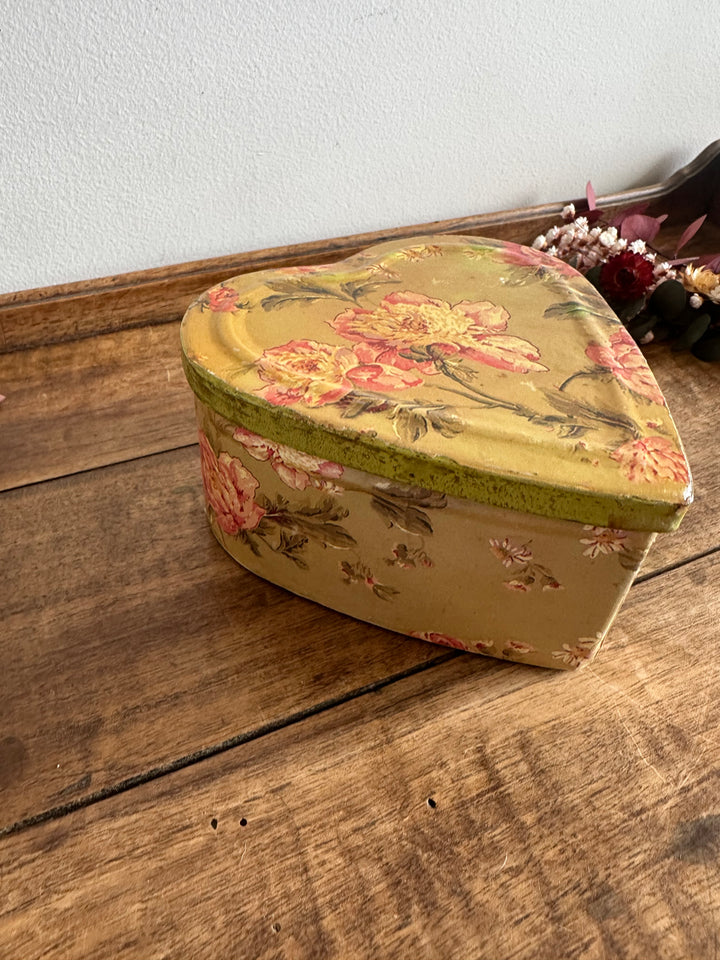 Boite en métal forme de coeur motifs fleurs anglaises