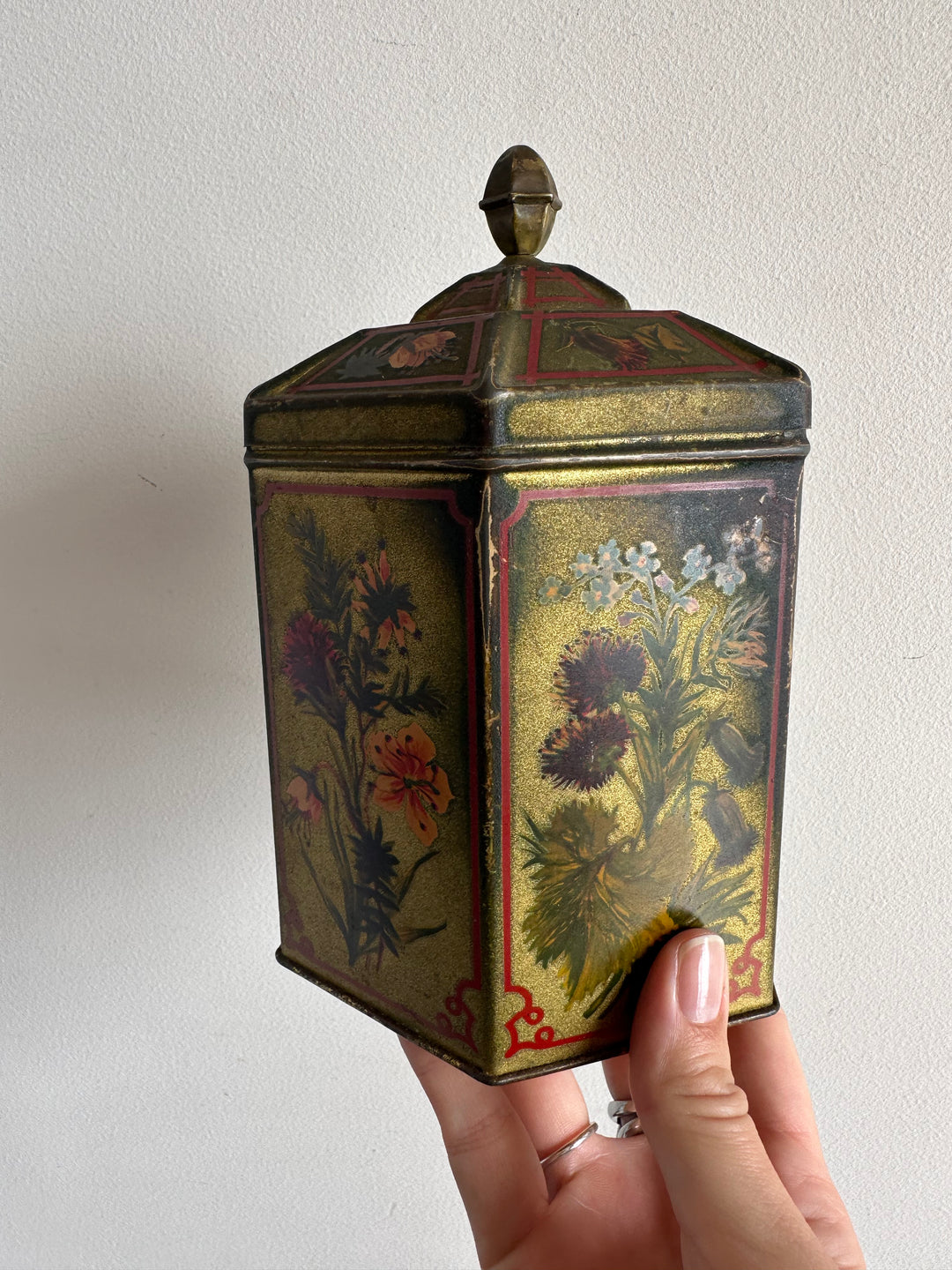 Boite en métal très ancienne motifs fleuris