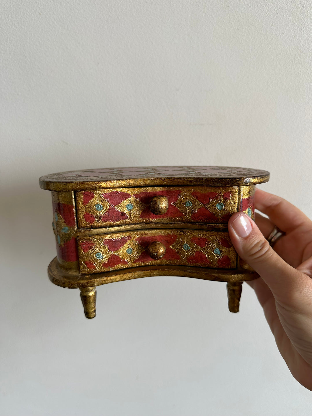 Coffre en demi lune style florentin rouge et or