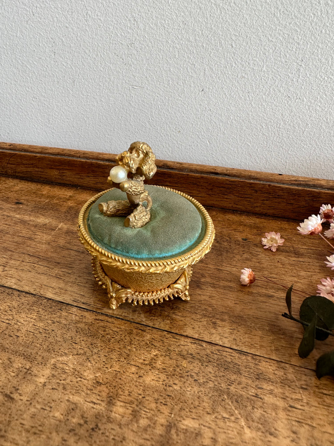 Pilulier en métal doré et velours vert