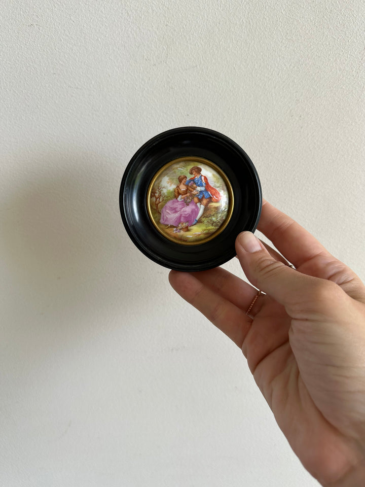 Impression sur porcelaine de Limoges scène d'époque d'après Fragonard cerclée de noir