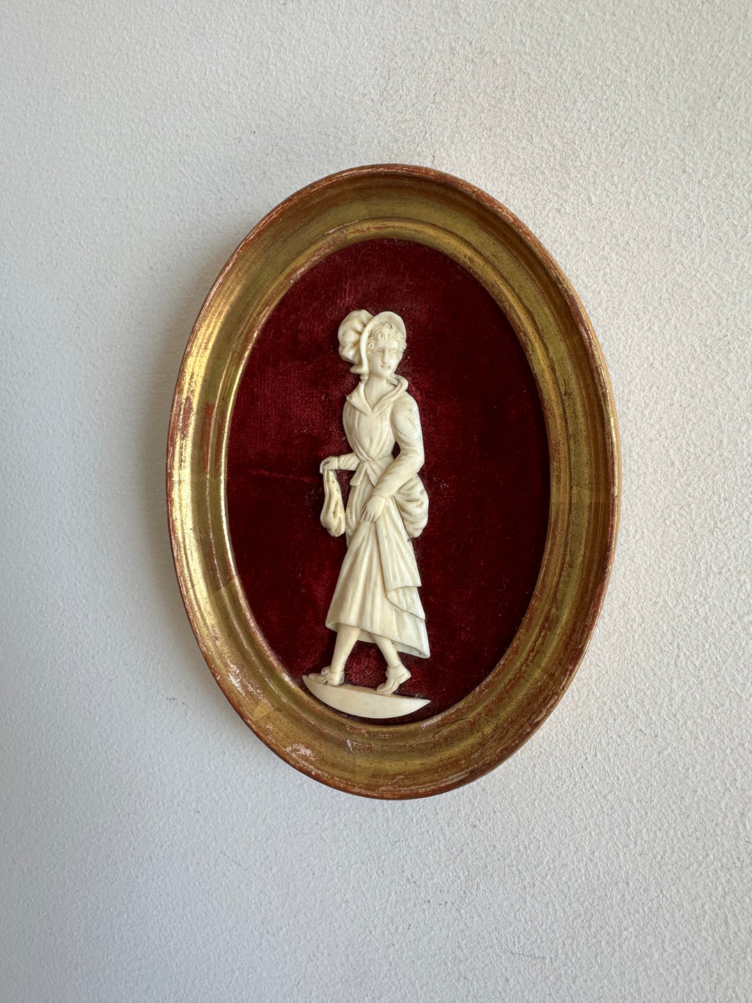Miniatures en ivoire sur velours 19ème