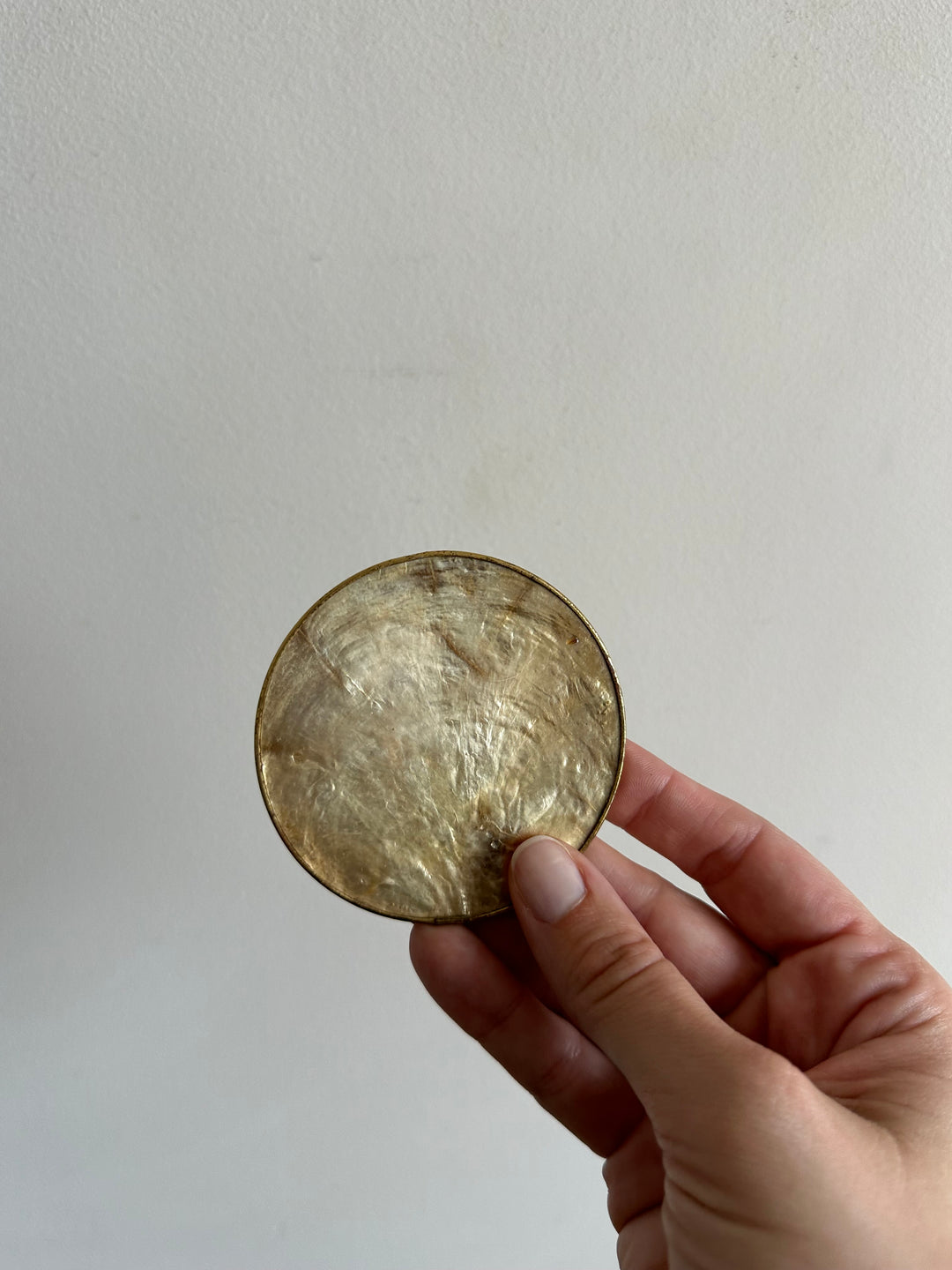 Sous-verres en nacre effet doré cerclés de laiton