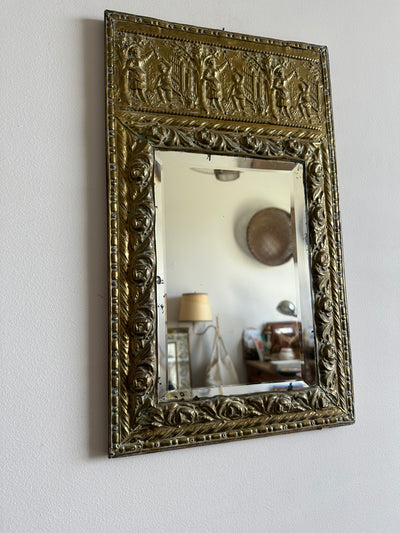 Miroir biseauté rectangulaire années 30 recouvert de laiton repoussé