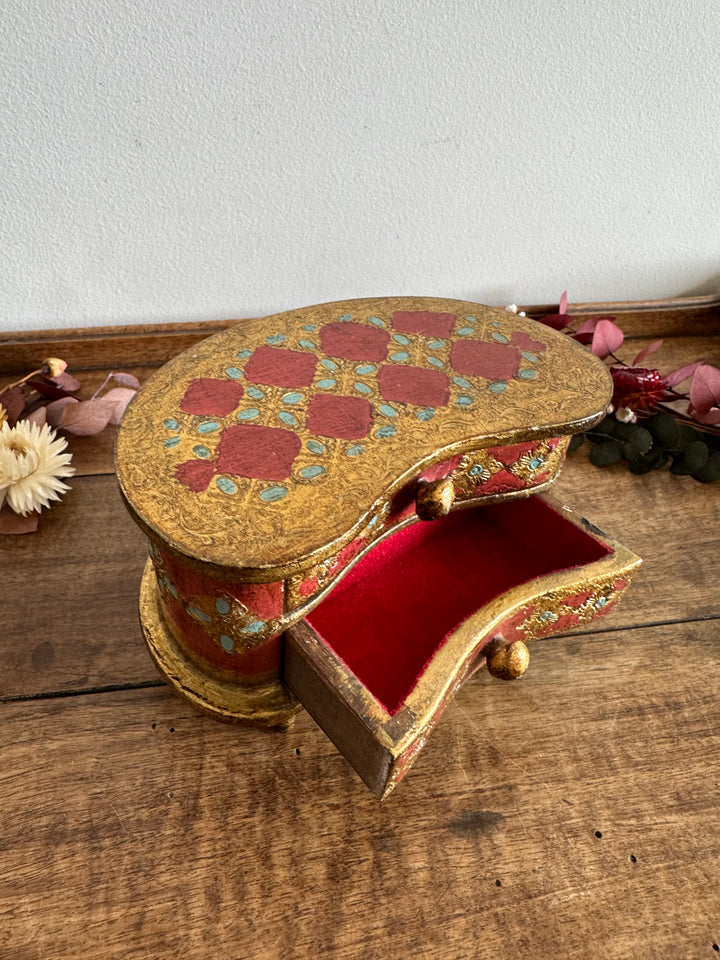 Coffre en demi lune style florentin rouge et or