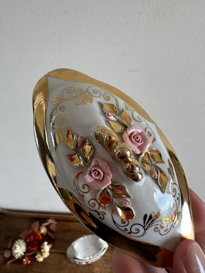 Bonbonnière en porcelaine ornée de roses sculptées