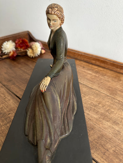 Statuette jeune femme allongée sur le coté en robe longue