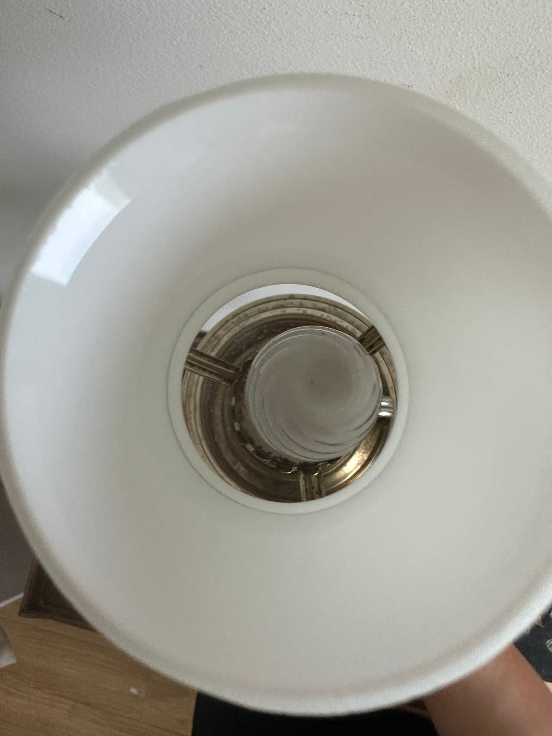 Lampe socle rat de cave en métal et opaline