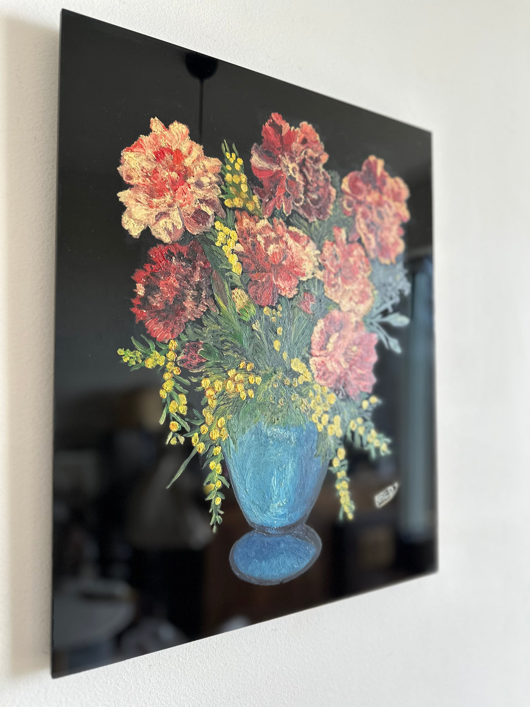 Peinture bouquet de fleurs signée sur plaque de céramique vitrée noire