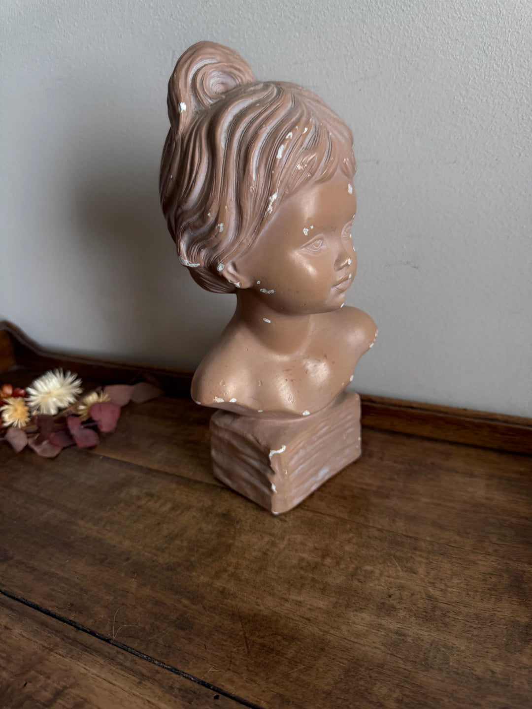 Buste jeune fille en platre rose