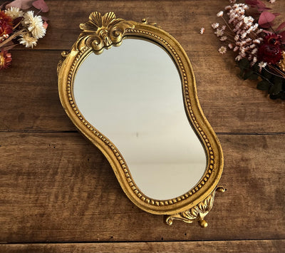 Miroir en bois et stuc fronton fleur doré à la feuille