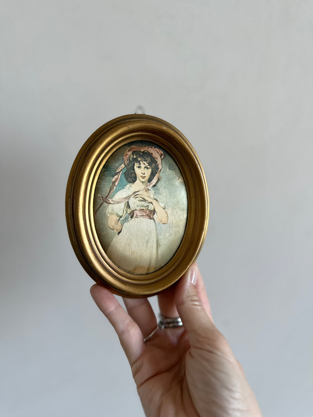 Impression sur soie ovale jeune fille au chapeau
