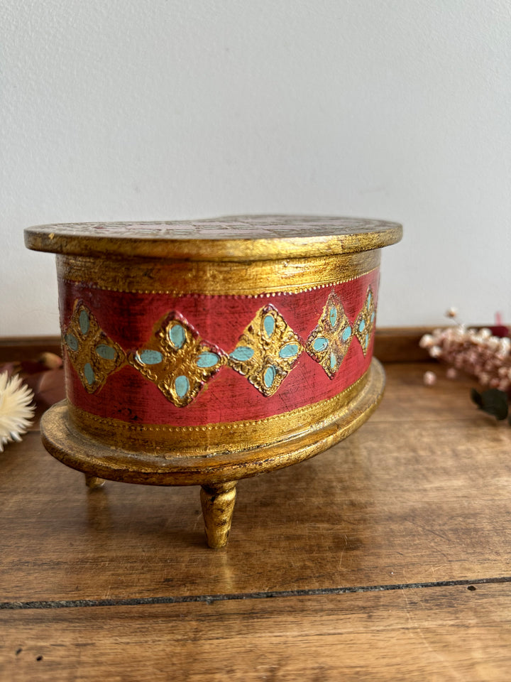 Coffre en demi lune style florentin rouge et or