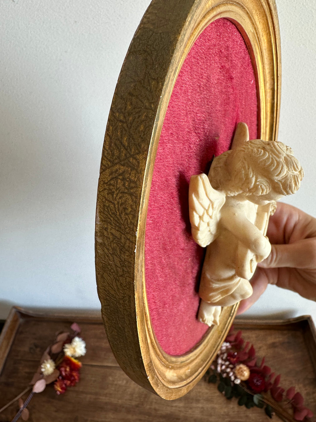 Angelot encadré de bois sur velours rouge