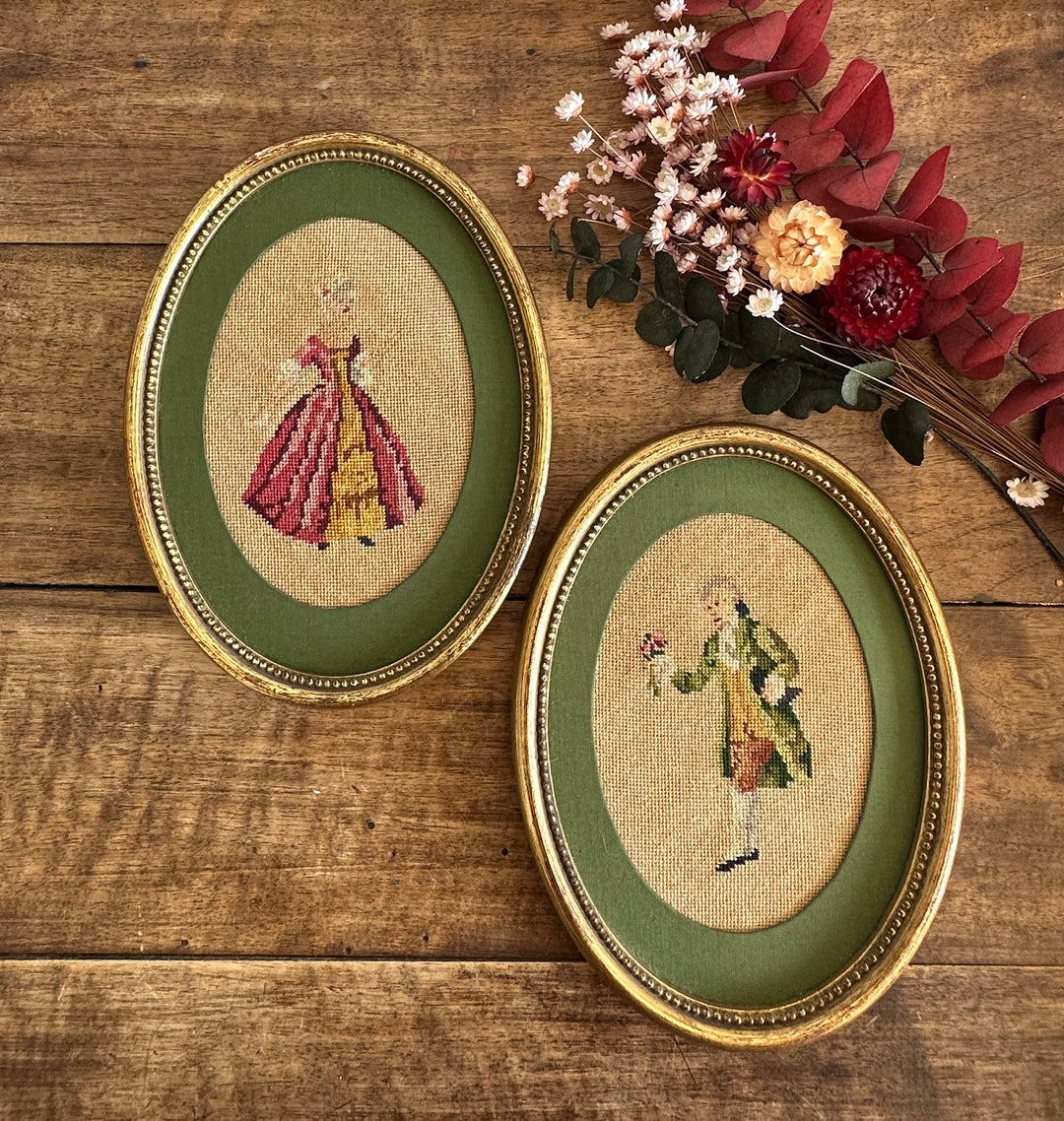 Broderies XIXème encadrées pourtour tissu vert