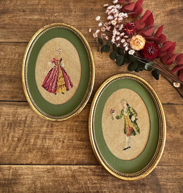 Broderies XIXème encadrées pourtour tissu vert