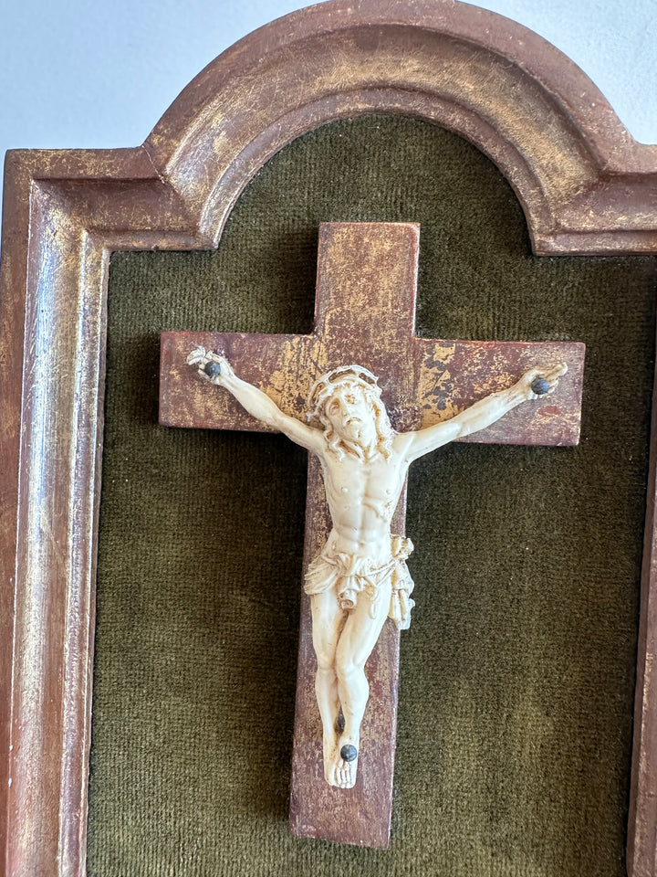 Crucifix en bois doré encadrement mordoré années 30