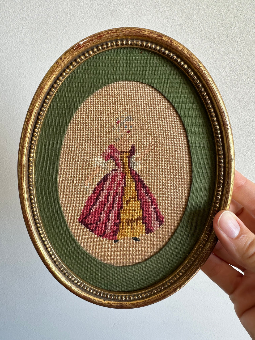 Broderies XIXème encadrées pourtour tissu vert
