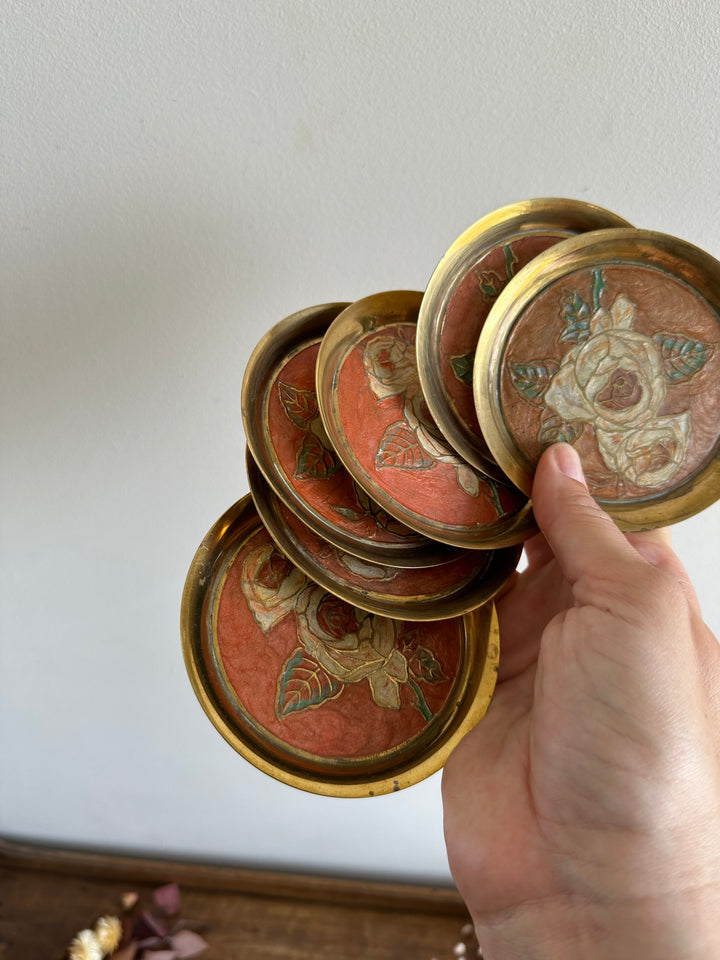 Coupelles en laiton émaillé tons orangés motifs roses blanches