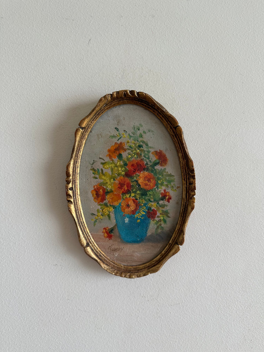 Peinture florale dans son médaillon en bois doré années 1900