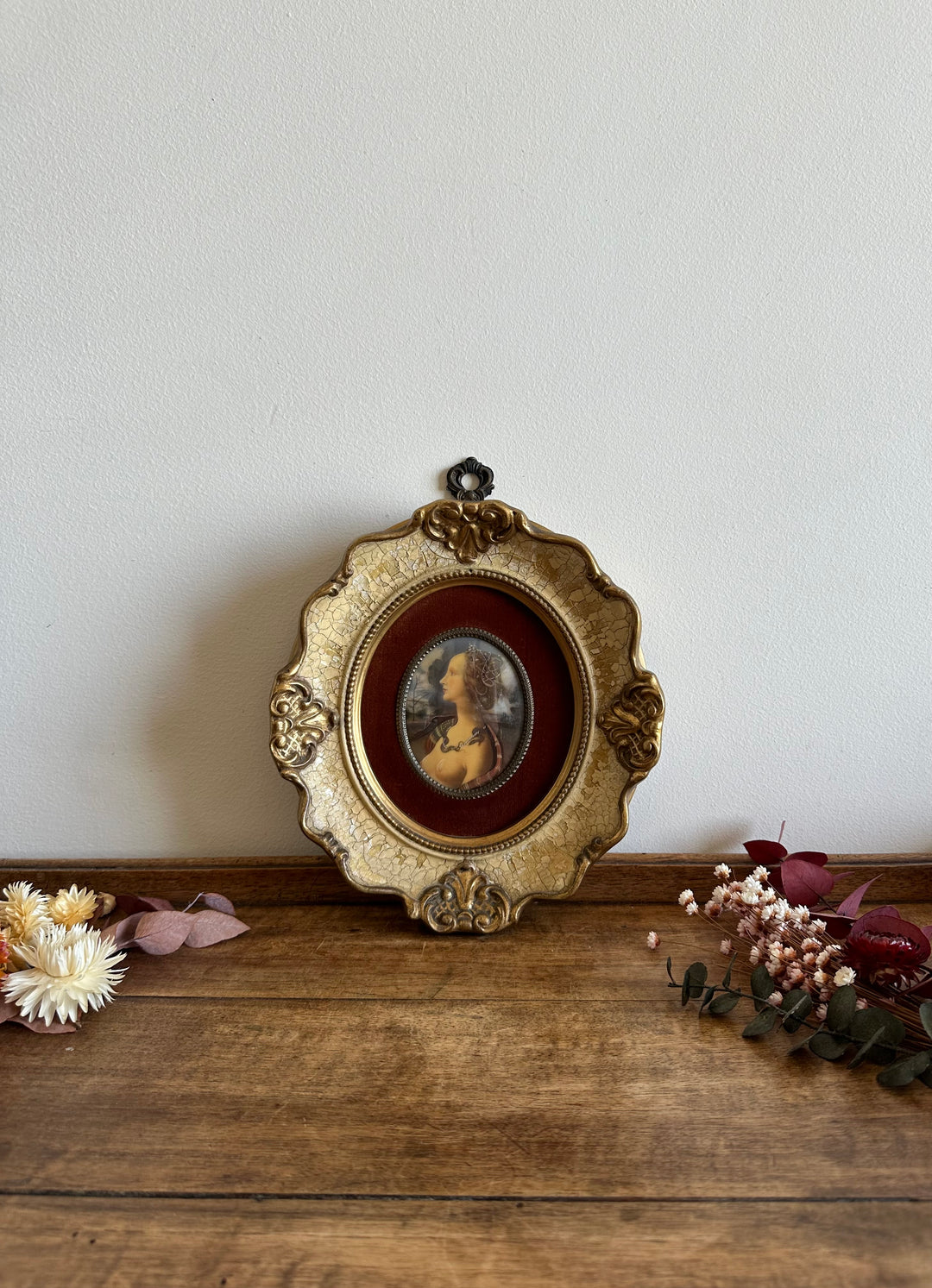 Médaillon sur velours marron glacé encadrement style baroque craquelé