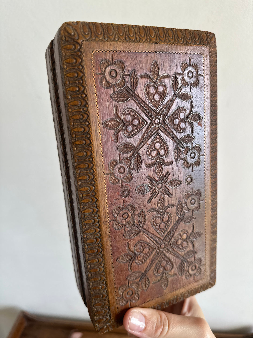 Boite rectangulaire en bois sculpté