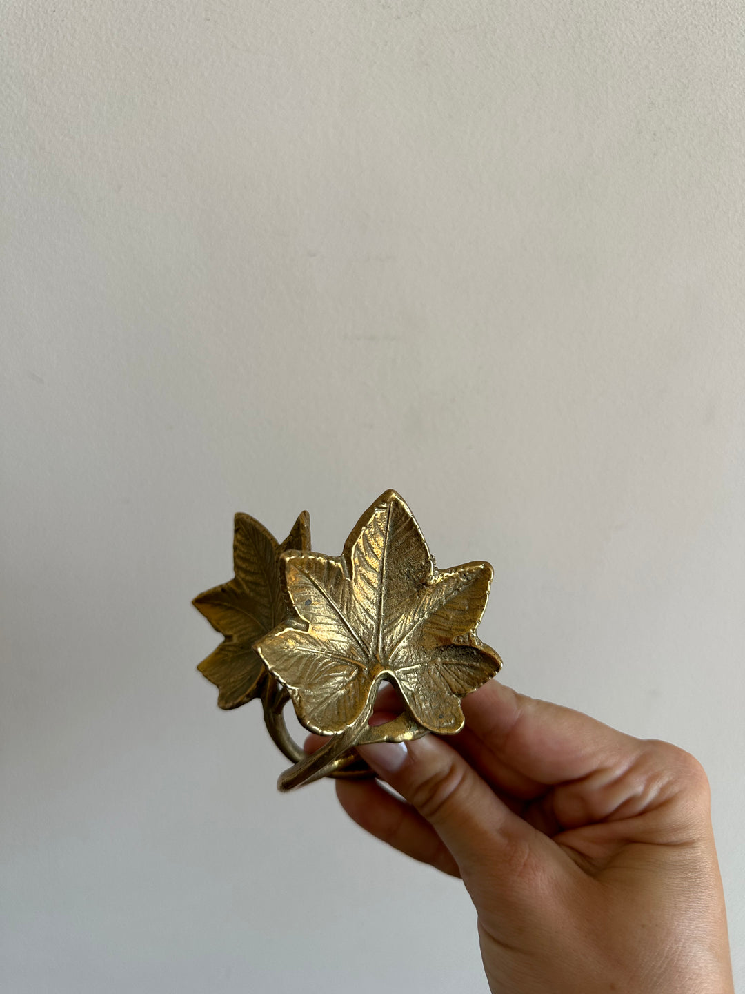Ronds de serviettes en laiton doré motifs feuilles de chêne