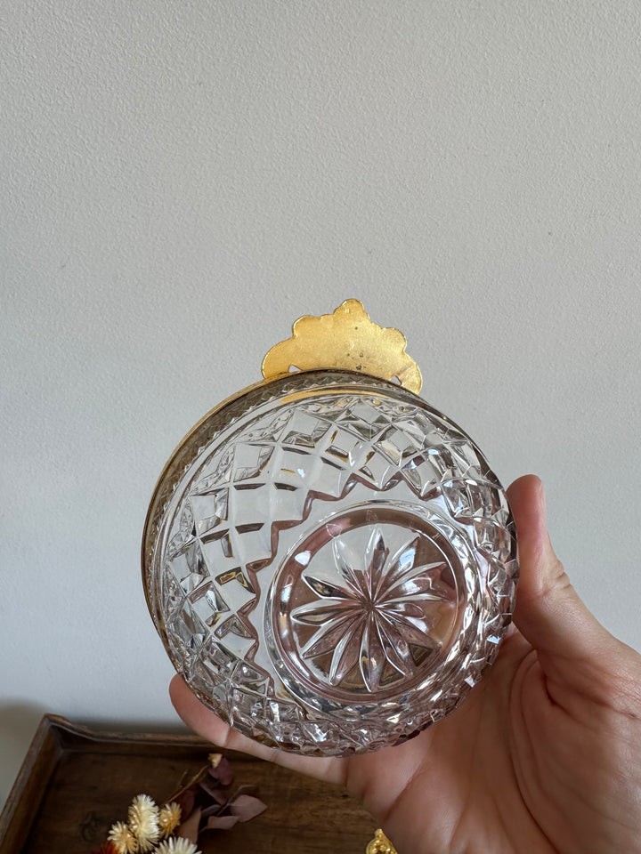 Coupelles en verre moulé cerclé de métal doré travaillé