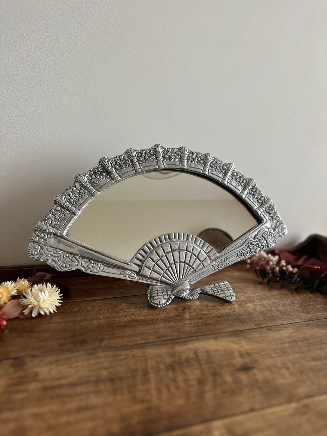 Miroir en forme d'éventail en étain années 80