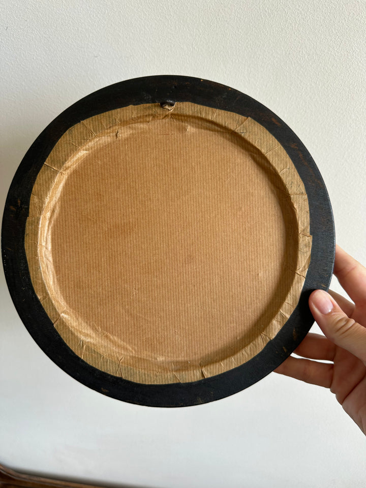 Broderie florale 19ème cadre en bois rond foncé