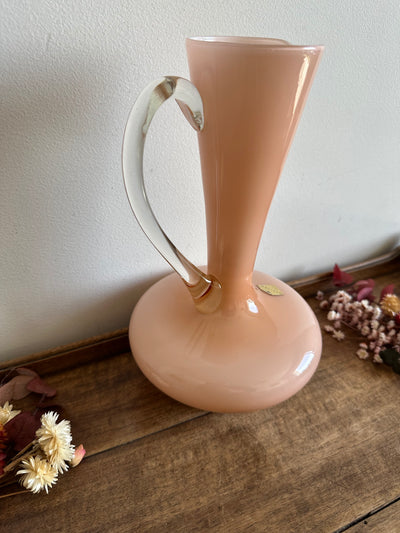 Vase en opaline rose avec anse
