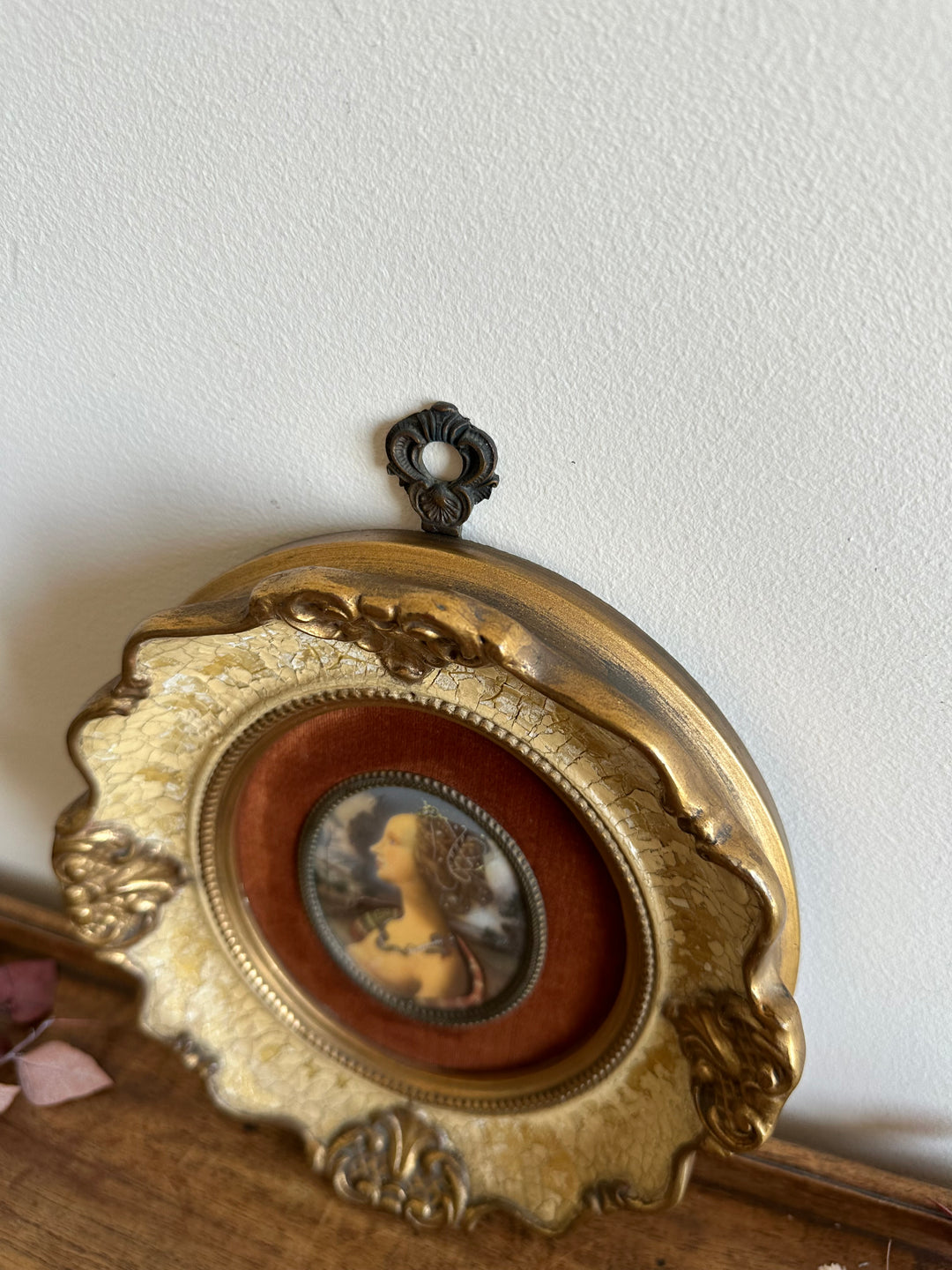 Médaillon sur velours marron glacé encadrement style baroque craquelé